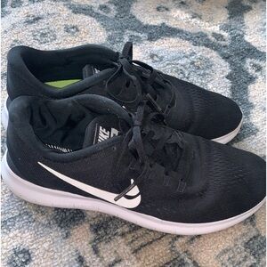Woman’s Nike Free run size 8